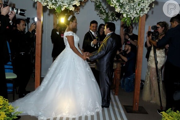 Casamento de Elis Nair, ex-participante do 'BBB17', e Luiz Carlos teve bolo de seis andares e mais de 2.000 doces