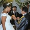 Elis Nair, ex-participante do 'BBB17', e Luiz Carlos trocaram alianças em altar montado em feira de noivas
