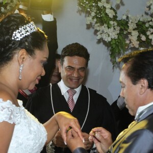 Elis Nair, ex-participante do 'BBB17', e Luiz Carlos trocaram alianças em altar montado em feira de noivas