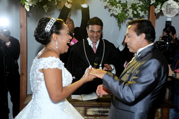 Casamento de Elis Nair, ex-participante do 'BBB17', e Luiz Carlos teve bolo de seis andares