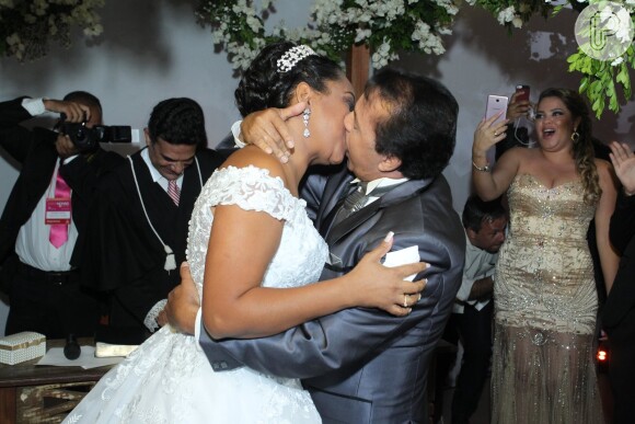 Casamento de Elis Nair, ex-participante do 'BBB17', e Luiz Carlos foi em uma feira de noivas, no RioCentro e reuniu 300 convidados, na noite desta quinta-feira, 20 de abril de 2017