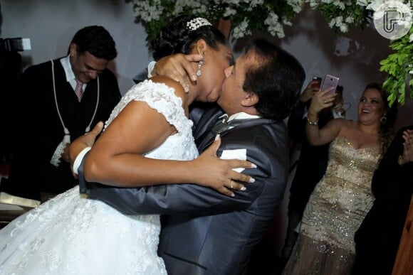 Casamento de Elis Nair, ex-participante do 'BBB17', e Luiz Carlos foi em uma feira de noivas e reuniu 300 convidados