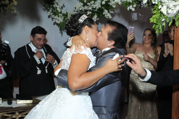 Casamento de Elis Nair, ex-participante do 'BBB17', e Luiz Carlos foi em uma feira de noivas e reuniu 300 convidados, na noite desta quinta-feira, 20 de abril de 2017