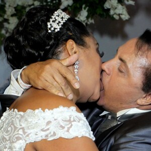 Elis e Luiz Carlos trocaram o tradicional beijo após oficializarem a união de mais de 20 anos