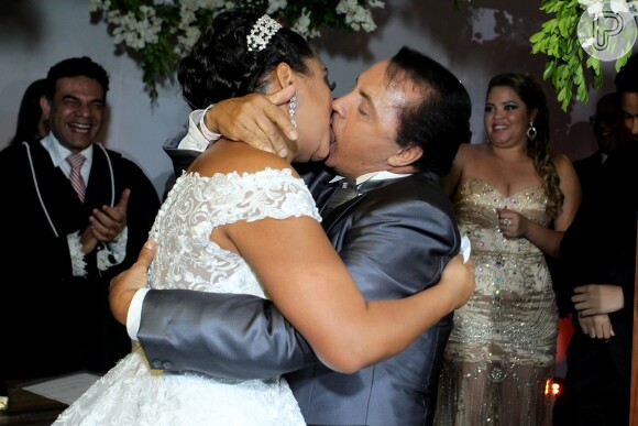 Elis e Luiz Carlos trocaram o tradicional beijo após oficializarem a união de mais de 20 anos