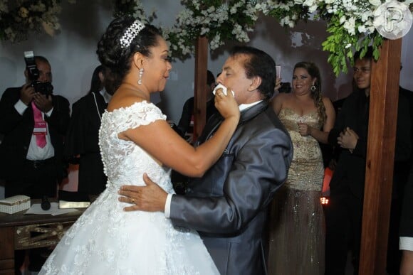 Elis Nair, ex-participante do 'BBB17', e Luiz Carlos se casaram em feira de noivas