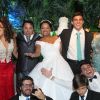 Elis Nair, ex-participante do 'BBB17', e Luiz Carlos se casaram em feira de noivas e reuniram os padrinhos após a cerimônia