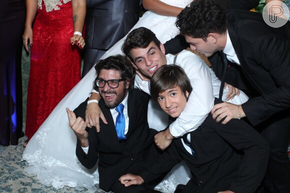 Antonio, Manoel e Ilmar se divertiram no casamento de Elis Nair, ex-participante do 'BBB17', e Luiz Carlos