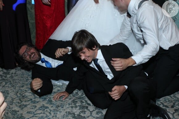 Ilmar e o filho se divertiram no casamento de Elis Nair, ex-participante do 'BBB17', e Luiz Carlos