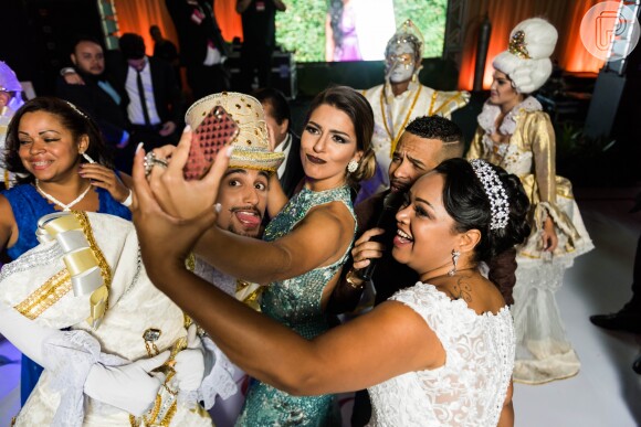 Elis, do 'BBB17', fez a tradicional selfie com Vivian em sua festa de casamento