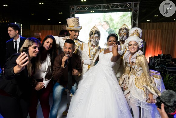 Festa de casamento de Elis, ex-participante do 'BBB17', e Luiz Carlos aconteceu em feira de noivas