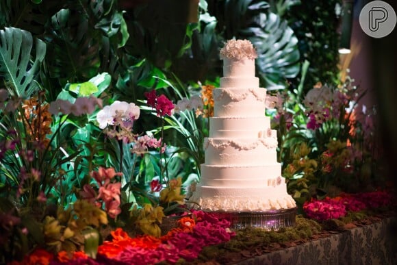 Detalhe do bolo de casamento de Elis, ex-participante do 'BBB17', e Luiz Carlos