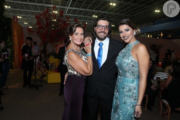 Vivian Amorim, do 'BBB17', posa com seus amigos de confinamento, Ieda e Ilmar, durante festa de casamento da ex-sister Elis
