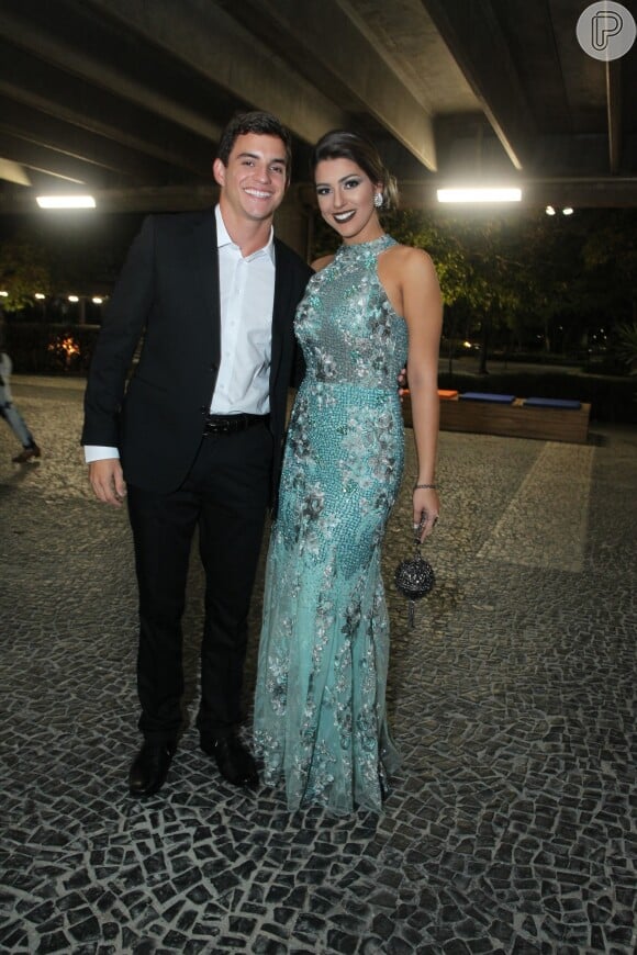 Manoel Rafaski e Vivian Amorim, do 'BBB17', receberam elogios dos fãs por conta dos looks escolhidos para a festa de casamento da ex-sister Elis Nair