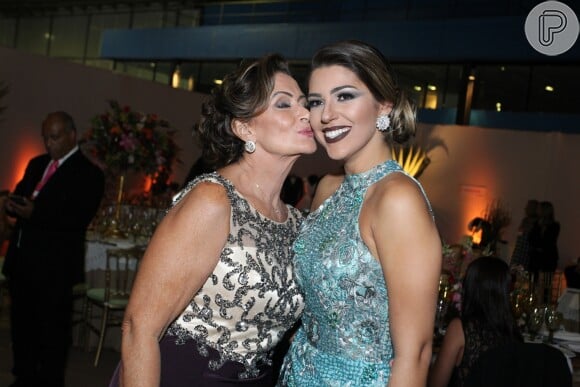 Vivian Amorim, do 'BBB17', ganha beijo carinhoso de Ieda durante festa de casamento da ex-sister Elis Nair, na noite desta quinta-feira, 20 de abril de 2017