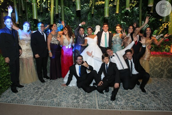 Manoel Rafaski e Vivian Amorim, do 'BBB17', posaram e se divertiram com ex-brothers durante festa de casamento