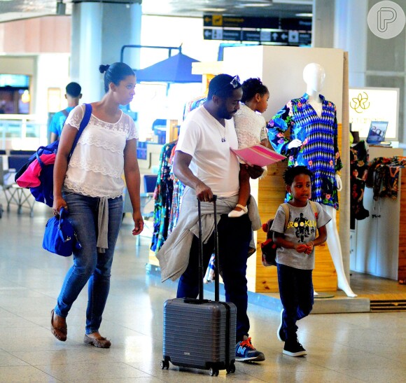 Lázaro Ramos foi fotografado com os filhos no aeroporto Santos Dumont, no Rio