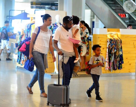 Lázaro Ramos estava acompanhado de uma babá no aeroporto Santos Dumont
