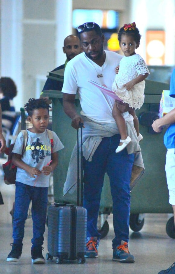 Lázaro Ramos foi visto com os filhos , João Vicente, de 5 anos, e Maria Antônia, de 2, no aeroporto Santos Dumont, no Rio