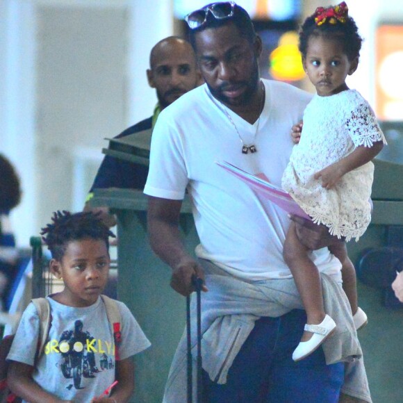 Lázaro Ramos foi visto com os filhos , João Vicente, de 5 anos, e Maria Antônia, de 2, no aeroporto Santos Dumont, no Rio