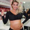 Karina Bacchi exibiu a barriga de seis meses de gravidez no evento fitness Arnold Classic South America, em São Paulo, nesta sexta-feira, 21 de abril de 2017