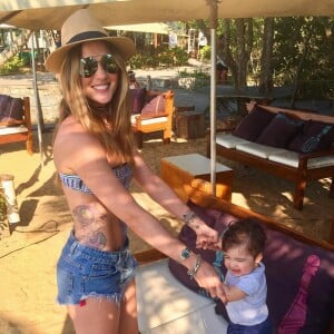 Ex-BBB Aline Gotschalg exibiu a silhueta fininha alguns meses após dar à luz seu primeiro filho, Lucca