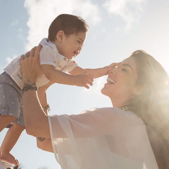 Ex-BBB Aline Gotschalg e o marido, Fernando Medeiros, celebraram um ano do filho, Lucca