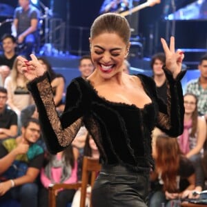 Juliana Paes contou que ataca a geladeira para comer um pote de sorvete