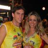 Danielle Winits vai à camarote com o namorado, Amaury Nnunes, para curtir último dia de Carnaval em Florianópolis, Santa Catarina
