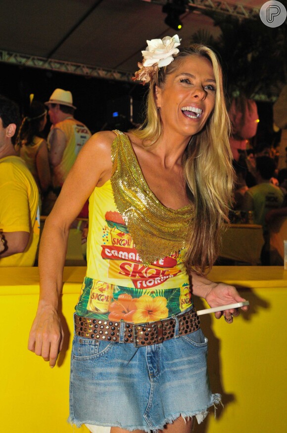 Adriane Galisteu mostra samba no pé em plena Quarta feira de cinzas no Carnaval de Florianópolis, Santa Catarina