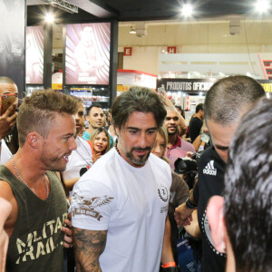 Marcos Mion foi escoltado por seguranças ao passar pelos stands da Arnold Classic South America, em São Paulo