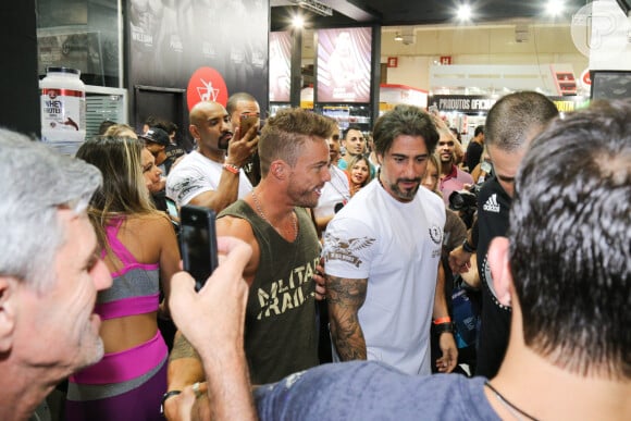 Marcos Mion foi escoltado por seguranças ao passar pelos stands da Arnold Classic South America, em São Paulo