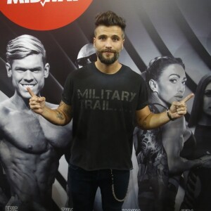 Bruno Gagliasso foi escoltado por seguranças ao chegar à feira fitness Arnold Classic e posou para fotos no estande Midway, que tem o ator e a mulher, Giovanna Ewbank, como garotos-propaganda da linha de produtos Glamour Nutrition