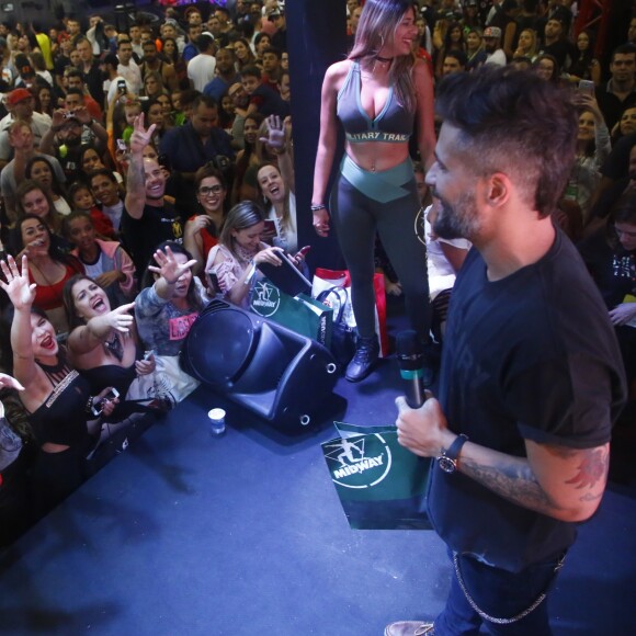 Bruno Gagliasso agitou o público presente na feira fitness: 'Sempre usei suplementos, faço Cross Fit, não quero ficar grande, quero ser feliz e saudável'
