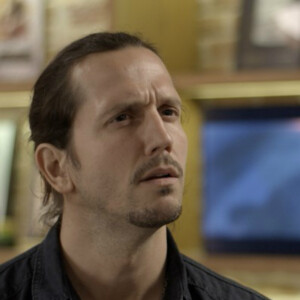 Gui (Vladimir Brichta) descobriu que Lázaro (João Vicente de Castro) roubou sua canção 'Sonha Comigo', na novela 'Rock Story'
