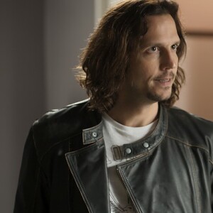 Gui (Vladimir Brichta) comemora a condenação de Lázaro (João Vicente de Castro) e o valor que ele deve receber do empresário, na novela 'Rock Story'