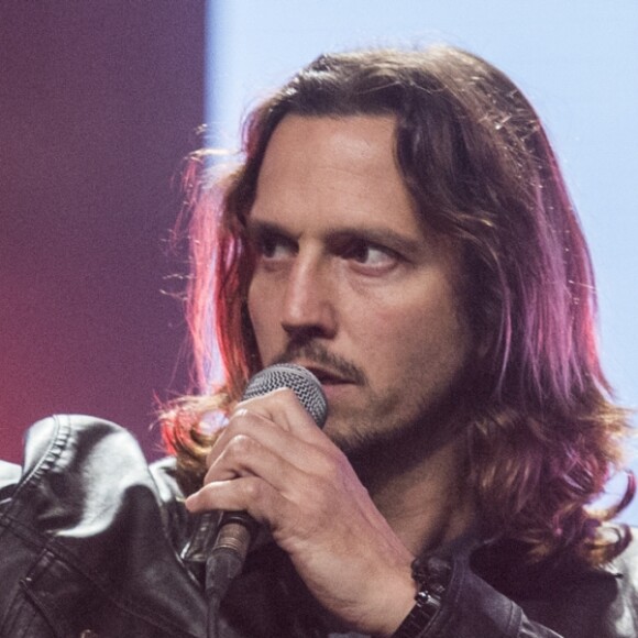 Gui (Vladimir Brichta) desmascarou Lázaro (João Vicente de Castro) em um show de Léo Régis (Rafael Vitti), na novela 'Rock Story'