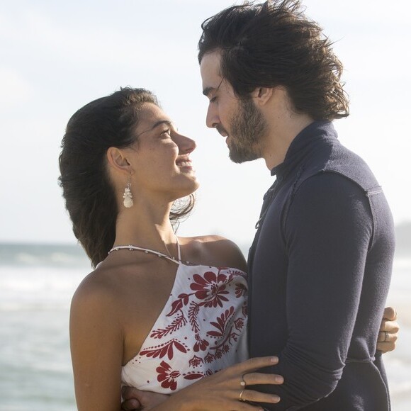 Ritinha (Isis Valverde) se casa com Ruy (Fiuk) em cerimônia discreta, em cenas da novela 'A Força do Querer' previstas para irem ao ar em 6 de maio de 2017