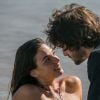 Ritinha (Isis Valverde) foge e Ruy (Fiuk) a encontra na praia, na novela 'A Força do Querer'