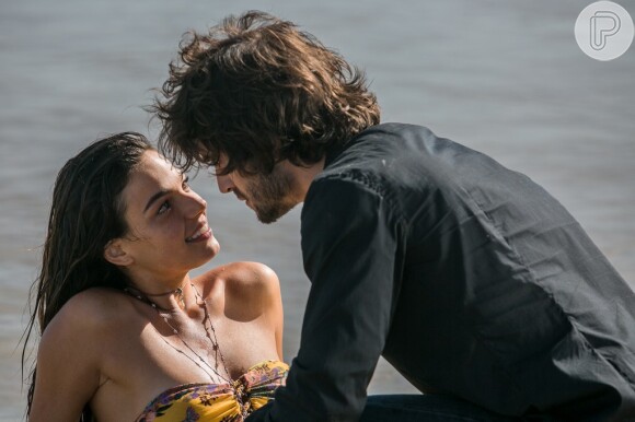 Ritinha (Isis Valverde) foge e Ruy (Fiuk) a encontra na praia, na novela 'A Força do Querer'