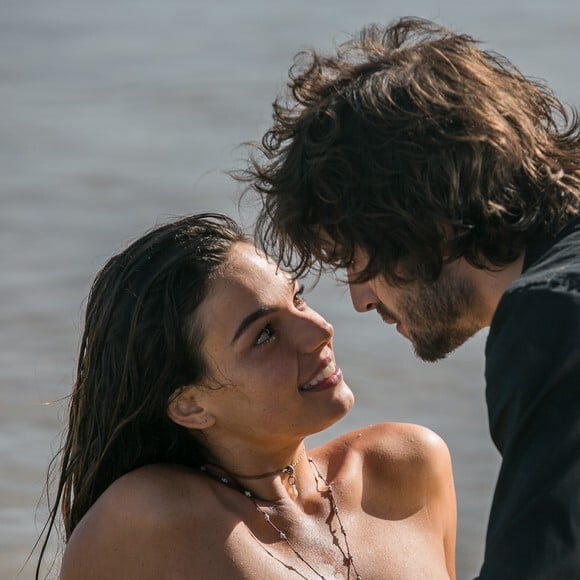 Ritinha (Isis Valverde) foge e Ruy (Fiuk) a encontra na praia, na novela 'A Força do Querer'