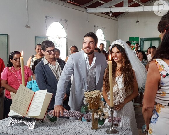 Ritinha (Isis Valverde) já é casada com Zeca (Marco Pigossi), na novela 'A Força do Querer'