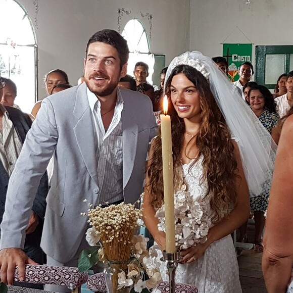 Ritinha (Isis Valverde) já é casada com Zeca (Marco Pigossi), na novela 'A Força do Querer'