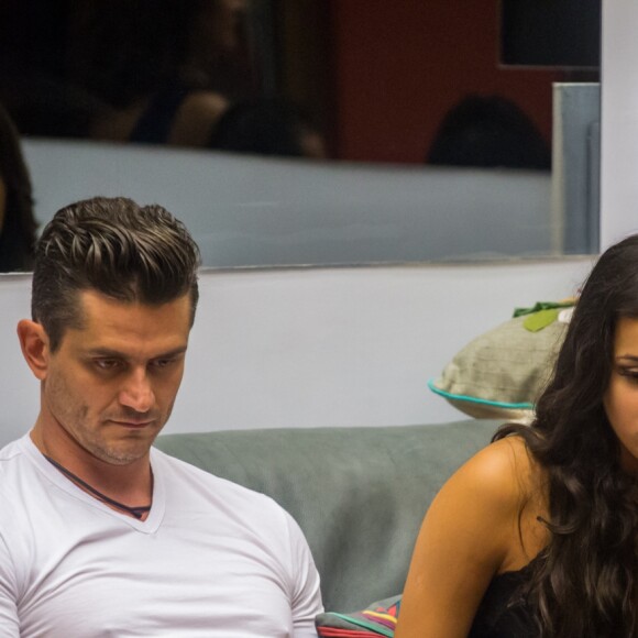 Internautas criticaram o fato de Emilly não ter dito que ela foi confessionário pedir a saída de Marcos