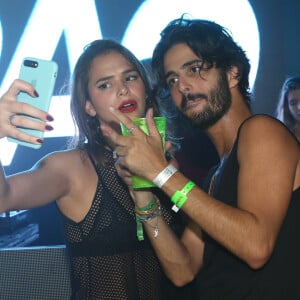 Bruna Marquezine curtiu Baile da Favorite acompanhada de amigos na madrugada deste domingo, 23 de abril de 2017