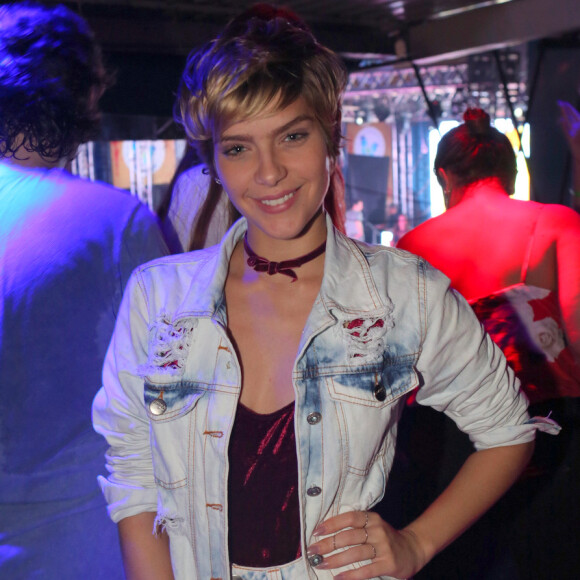 Isabella Santoni curtiu baile funk no Rio na madrugada deste domingo, 23 de abril de 2017