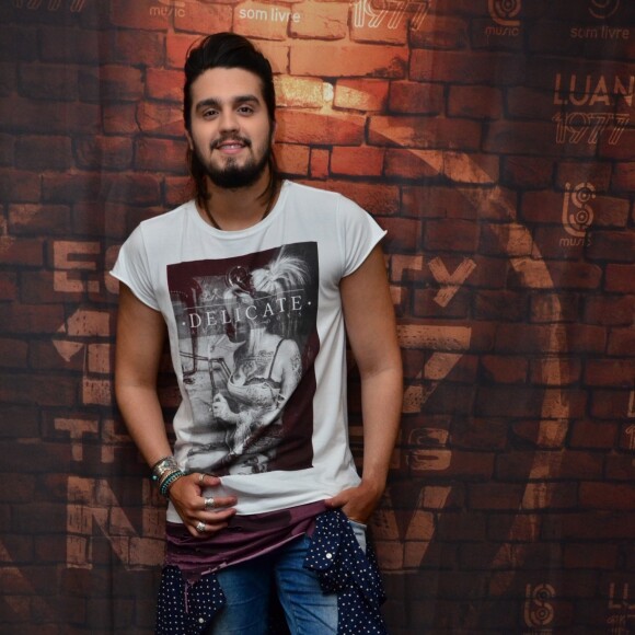 Parte do palco do rodeio de Catanduva cedeu e feriu seis fãs do cantor Luan Santana 