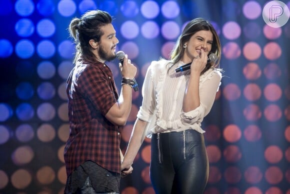 Luan Santana agitou as redes sociais após cantar com Camila Queiroz no programa 'Tamanho Família' deste domingo, 23 de abril de 2017