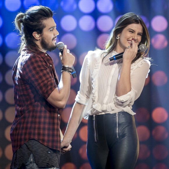 Luan Santana agitou as redes sociais após cantar com Camila Queiroz no programa 'Tamanho Família' deste domingo, 23 de abril de 2017