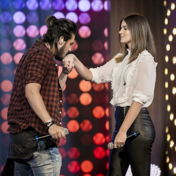 Luan Santana e Camila Queiroz se reencontraram no 'Tamanho Família' e cantaram juntos 